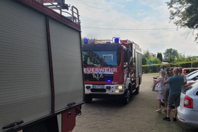 Zuckertüten und Aktionen: Feuerwehren unterstützen beim Schulanfang in Mittelsachsen - Neben dem dekorativen Beitrag halfen die Feuerwehrleute auch aktiv mit. Dies trug wesentlich zur guten Stimmung bei und ermöglichte es den Kindern, unbeschwert ihren besonderen Tag zu genießen.