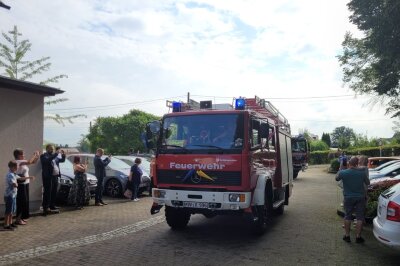 Zuckertüten und Aktionen: Feuerwehren unterstützen beim Schulanfang in Mittelsachsen - Sie unterstützten die Lehrerinnen und Lehrer der Grundschule in Auerswalde und Köthensdorf bei den verschiedenen Aktivitäten und sorgten für einen reibungslosen Ablauf des Festes.