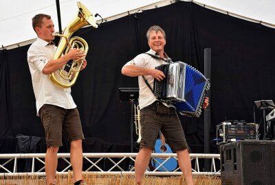 Zünftiger Frühschoppen mit "De Hutzenbossen" im Bierzelt in Wünschendorf - 125 Jahre Freiwillige Feuerwehr und 33 Jahre Dorffest wurde gefeiert. Foto: Maik Bohn