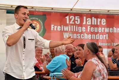 Zünftiger Frühschoppen mit "De Hutzenbossen" im Bierzelt in Wünschendorf - 125 Jahre Freiwillige Feuerwehr und 33 Jahre Dorffest wurde gefeiert. Foto: Maik Bohn