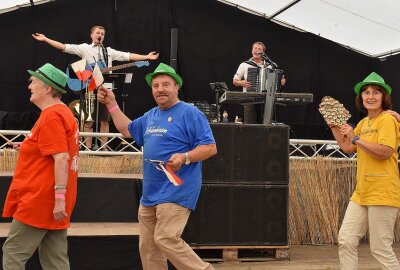 Zünftiger Frühschoppen mit "De Hutzenbossen" im Bierzelt in Wünschendorf - 125 Jahre Freiwillige Feuerwehr und 33 Jahre Dorffest wurde gefeiert. Foto: Maik Bohn