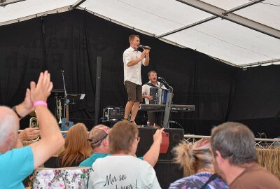 Zünftiger Frühschoppen mit "De Hutzenbossen" im Bierzelt in Wünschendorf - 125 Jahre Freiwillige Feuerwehr und 33 Jahre Dorffest wurde gefeiert. Foto: Maik Bohn