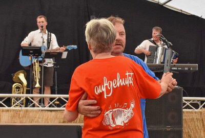 Zünftiger Frühschoppen mit "De Hutzenbossen" im Bierzelt in Wünschendorf - 125 Jahre Freiwillige Feuerwehr und 33 Jahre Dorffest wurde gefeiert. Foto: Maik Bohn