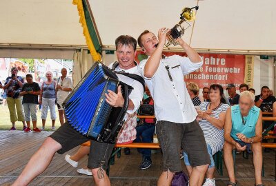 Zünftiger Frühschoppen mit "De Hutzenbossen" im Bierzelt in Wünschendorf - 125 Jahre Freiwillige Feuerwehr und 33 Jahre Dorffest wurde gefeiert. Foto: Maik Bohn