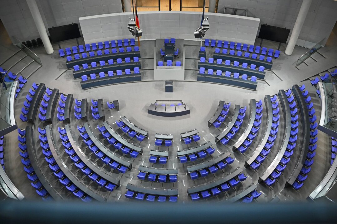 Zufriedenheit mit der deutschen Demokratie nimmt stark ab - Das Herzstück der Demokratie in Deutschland: der Plenarsaal des Bundestags in Berlin. (Archivbild)