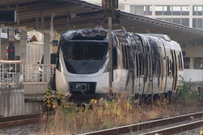 Zug brennt im Bahnhof Ahrensfelde - Insassen gerettet - Der Zugführer bemerkte Rauch und veranlasste die Evakuierung. 