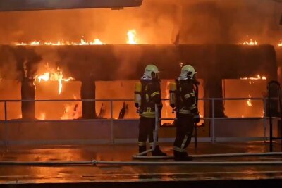 Zug brennt im Bahnhof Ahrensfelde - Insassen gerettet - Es gab keine Verletzten. 