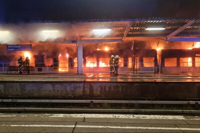 Zug brennt im Bahnhof Ahrensfelde - Insassen gerettet - Einsatzkräfte der Feuerwehr löschen den Brand eines Zuges im S-Bahnhof Ahrensfelde.