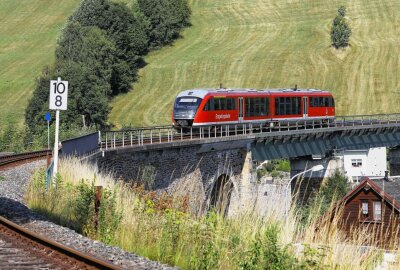 Zugausfall im Erzgebirge: Hier fahren nächste Woche keine Bahnen - Symbolbild. Die Erzgebirgsbahn fällt vom 22. bis 27. Juli zwischen Zschopau und Cranzahl aus. Foto: Thomas Fritzsch/PhotoERZ