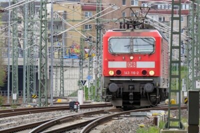 Zugausfall im Erzgebirge: Hier fahren nächste Woche keine Bahnen - Symbolbild. Die Erzgebirgsbahn fällt vom 22. bis 27. Juli zwischen Zschopau und Cranzahl aus. Foto: Harry Härtel