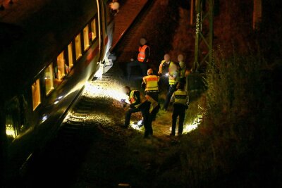 Polizei und Feuerwehr am Einsatzort auf der Bahnstrecke zwischen Dresden und Leipzig, nachdem ein Personenunfall gemeldet wurde. Foto: EHL Media