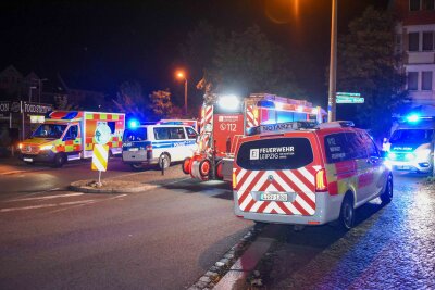 Polizei und Feuerwehr am Einsatzort auf der Bahnstrecke zwischen Dresden und Leipzig, nachdem ein Personenunfall gemeldet wurde. Foto: EHL Media