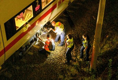 Zugunglück auf Bahnstrecke Dresden-Leipzig: Rettungskräfte im Großeinsatz - Polizei und Feuerwehr am Einsatzort auf der Bahnstrecke zwischen Dresden und Leipzig, nachdem ein Personenunfall gemeldet wurde. Foto: EHL Media