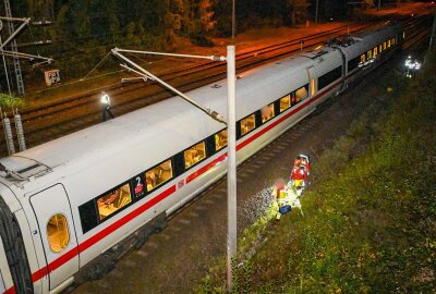 Zugunglück auf Bahnstrecke Dresden-Leipzig: Rettungskräfte im Großeinsatz - Das Zugunglück sorgt für Sperrung der Bahnstrecke. Foto: EHL Media