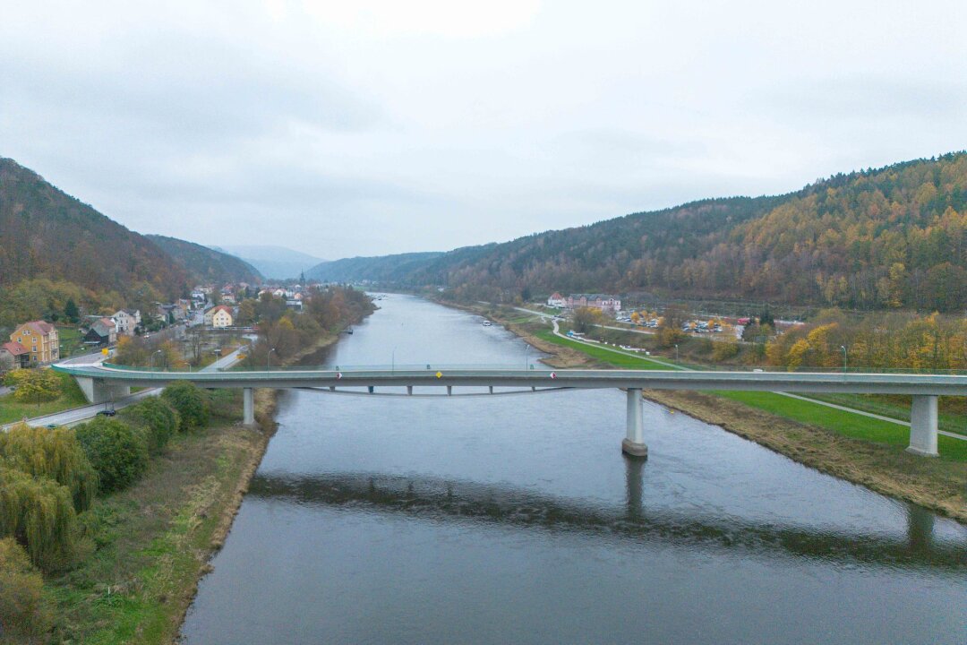 Zukunft der gesperrten Elbbrücke in Bad Schandau unklar - Bislang ist unklar, ab wann und in welchem Umfang die Elbbrücke in Bad Schandau wieder genutzt werden kann.