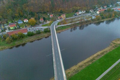 Zukunft der gesperrten Elbbrücke in Bad Schandau unklar - Die Elbbrücke in Bad Schandau musste am Mittwochabend aus Sicherheitsgründen gesperrt werden. 