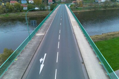 Zukunft der gesperrten Elbbrücke in Bad Schandau unklar - Die Elbbrücke in Bad Schandau musste am Mittwochabend aus Sicherheitsgründen gesperrt werden. 