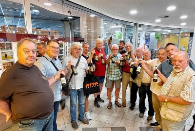 Zum 50. Mal: Das letzte Plauener Kulturfenster ist ein Medley! - Mit einem eigens zum Abschied kreierten Etikett wurde die Arbeit von Heinz Tonndorf gewürdigt. Foto: Karsten Repert