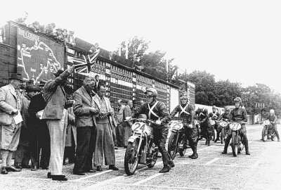 Zum 60. Todestag des DKW-Helden Ewald Kluge - Ewald Kluge kurz vorm Start zu seinem geschichtsträchtigen Sieg auf der Isle of Man. Foto: Günter Geyler / motoarchive.com