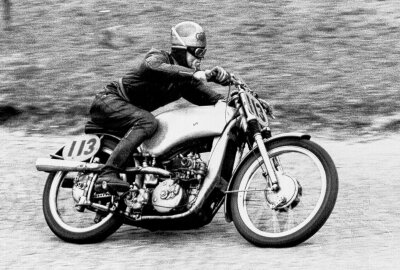 Zum 60. Todestag des DKW-Helden Ewald Kluge - Ewald Kluge 1950 in der Queckenberg-Kurve des Sachsenrings ... Foto: Günter Geyler / motoarchive.com