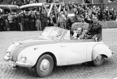 Zum 60. Todestag des DKW-Helden Ewald Kluge - Nachdem er seinen Helm an den Nagel gehängt hatte, wurde Ewald Kluge auf dem Sachsenring weiterhin verehrt. Foto: Günter Geyler / motoarchive.com