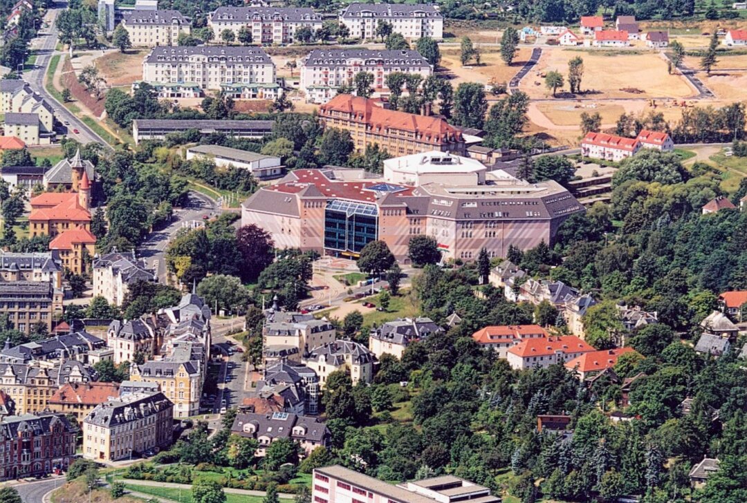 Zum Geburtstag: Großes sächsisches Möbelhaus holt Stereoact ins Vogtland - Historische Aufnahmen. Vor 30 Jahren errichtete Möbel Biller in Plauen das schönste Möbelhaus Sachsens. Foto: Möbelcenter Biller