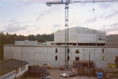 Zum Geburtstag: Großes sächsisches Möbelhaus holt Stereoact ins Vogtland - Historische Aufnahmen. Vor 30 Jahren errichtete Möbel Biller in Plauen das schönste Möbelhaus Sachsens. Foto: Möbelcenter Biller