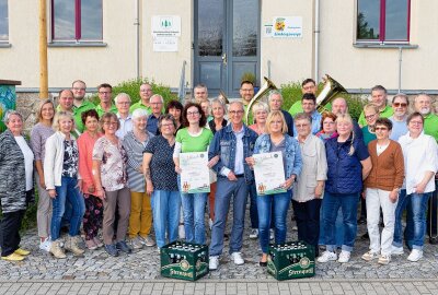 Zum Jubiläum von "Sternquell hilft" gibt's eine Hochzeit - Thomas Münzer (vorn, Bildmitte) hat die "Sternquell hilft"-Förderurkunden an die Eimberg-Musikanten und den Vogtlandchor Vocapella übergeben. Foto: Oliver Orgs / Karsten Repert