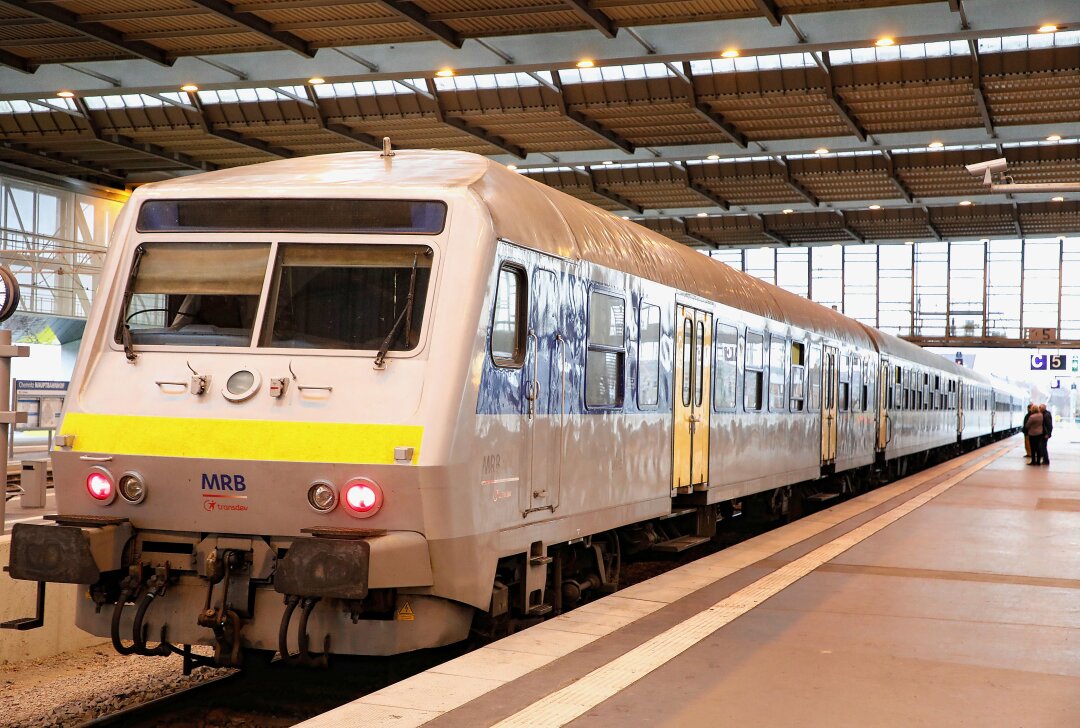 Zum Schulstart: Bauarbeiten auf der Linie RE 6 zwischen Chemnitz und Leipzig ab Montag - Im genannten Zeitraum werden alle Züge des RE 6, zwischen Chemnitz Hbf und Geithain mit Bussen ersetzt. Symbolbild. Foto: Harry Härtel/ Haertelpress