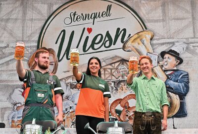 Zur 3. Sternquell Wiesn noch eins draufgesetzt: "Plauen ist der Hit!" - Hier gibt es Impressionen vom Festumzug und der Brauertaufe zur 3. Sternquell Wiesn. Fotos: Pressebüro Repert / Igor Pastierovic / Andreas Wetzel