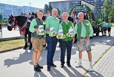 Zur 3. Sternquell Wiesn noch eins draufgesetzt: "Plauen ist der Hit!" - Hier gibt es Impressionen vom Festumzug und der Brauertaufe zur 3. Sternquell Wiesn. Fotos: Pressebüro Repert / Igor Pastierovic / Andreas Wetzel