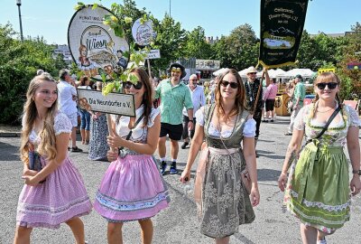 Zur 3. Sternquell Wiesn noch eins draufgesetzt: "Plauen ist der Hit!" - Hier gibt es Impressionen vom Festumzug und der Brauertaufe zur 3. Sternquell Wiesn. Fotos: Pressebüro Repert / Igor Pastierovic / Andreas Wetzel