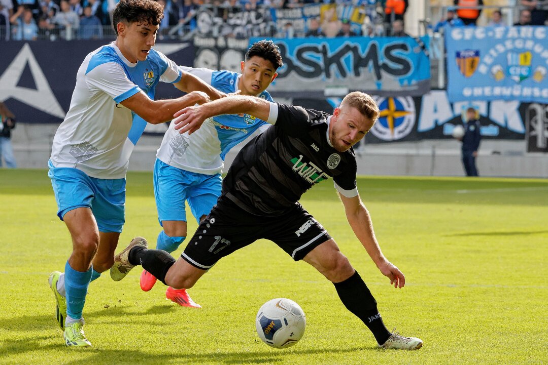 Zurück im tristen Regionalliga-Alltag: CFC verliert gegen Plauen - Ein hart umkämpfter Ball im Mittelfeld. Foto: Harry Härtel