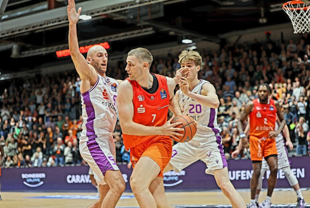 Zurück in die Erfolgsspur: Niners schlagen Schlusslicht Göttingen - Jonas Richter (am Ball) und die Niners holten gegen Göttingen einen wichtigen Sieg. Foto: Peggy Schellenberger