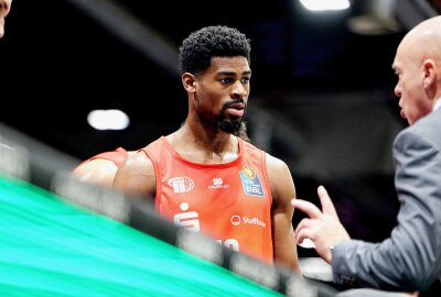 Zurück in die Erfolgsspur: Niners schlagen Schlusslicht Göttingen - Victor Bailey Jr. im Gespräch mit Coach Rodrigo Pastore. Foto: Peggy Schellenberger