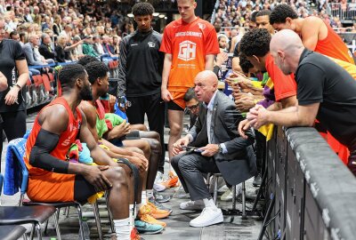 Zurück in die Erfolgsspur: Niners schlagen Schlusslicht Göttingen - Taktikbesprechung der Niners. Foto: Peggy Schellenberger