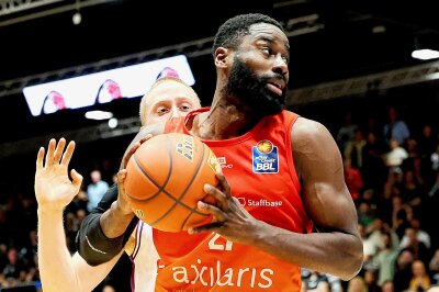 Zurück in die Erfolgsspur: Niners schlagen Schlusslicht Göttingen - Eddy Edigin am Ball. Foto: Peggy Schellenberger