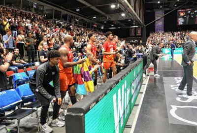 Zurück in die Erfolgsspur: Niners schlagen Schlusslicht Göttingen - Blick auf die Niners-Bank. Foto: Peggy Schellenberger