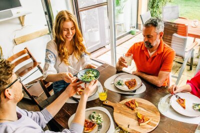 Zusammen am Tisch: Wie gemeinsames Essen die Seele stärkt - Gemeinsames Essen stärkt Bindungen: Regelmäßige Mahlzeiten in Gesellschaft fördern Austausch und emotionale Verbundenheit.