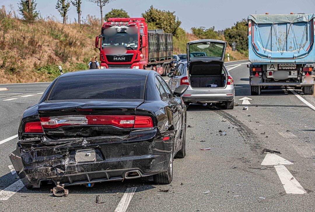 Zusammenstoß auf der B92: Zwei Verletzte nach Unfall - Am frühen Freitagmittag kollidierten zwei PKW auf der B92. Foto: Igor Pastierovic