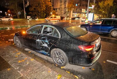 Zusammenstoß in Leipzig: Mercedes übersieht Straßenbahn beim Abbiegen - Der Tram-Fahrer konnte nicht mehr rechtzeitig bremsen und kollidierte seitlich mit dem PKW. Foto: EHL Media/Erik-Holm Langhof