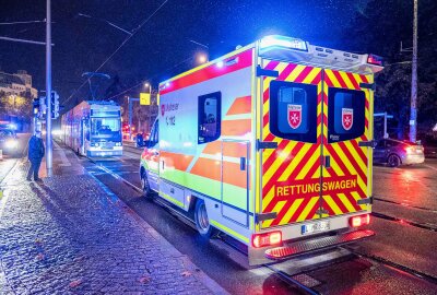 Zusammenstoß in Leipzig: Mercedes übersieht Straßenbahn beim Abbiegen - Der Unfalldienst der Polizeidirektion Leipzig hat die Ermittlungen zum Hergang des Zusammenstoßes aufgenommen. Foto: EHL Media/Erik-Holm Langhof