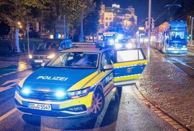 Zusammenstoß in Leipzig: Mercedes übersieht Straßenbahn beim Abbiegen - Der Unfalldienst der Polizeidirektion Leipzig hat die Ermittlungen zum Hergang des Zusammenstoßes aufgenommen. Foto: EHL Media/Erik-Holm Langhof