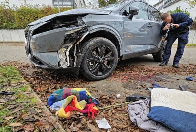 Zusammenstoß mit mehreren PKW: Drei Personen verletzt - Insgesamt waren drei PKW am Unfall beteiligt. Foto: Harry Härtel