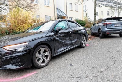 Zusammenstoß mit mehreren PKW: Drei Personen verletzt - Die Straße war während des Einsatzes gesperrt. Foto: Harry Härtel