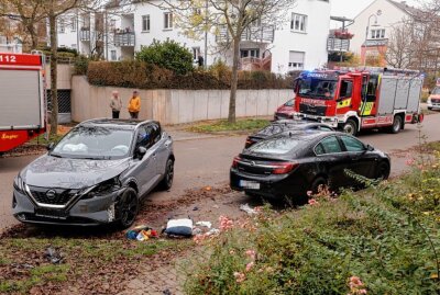 Zusammenstoß mit mehreren PKW: Drei Personen verletzt - Es haben sich drei Personen verletzt. Foto: Harry Härtel