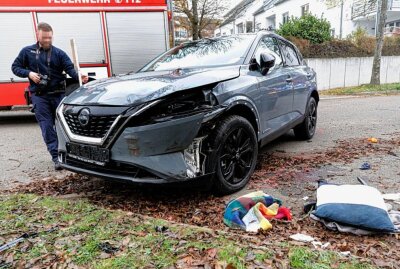 Zusammenstoß mit mehreren PKW: Drei Personen verletzt - Insgesamt waren drei PKW am Unfall beteiligt. Foto: Harry Härtel