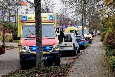 Zusammenstoß mit mehreren PKW: Drei Personen verletzt - Der Rettungsdienst war im Einsatz. Foto: Harry Härtel