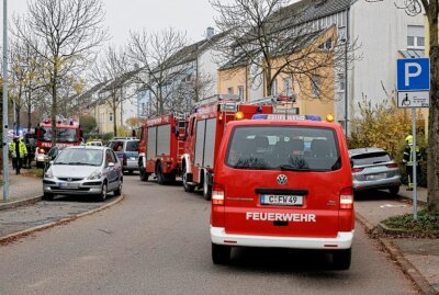 Zusammenstoß mit mehreren PKW: Drei Personen verletzt - Die Feuerwehr war auch im Einsatz. Foto: Harry Härtel