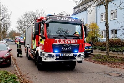 Zusammenstoß mit mehreren PKW: Drei Personen verletzt - Die Feuerwehr war auch im Einsatz. Foto: Harry Härtel